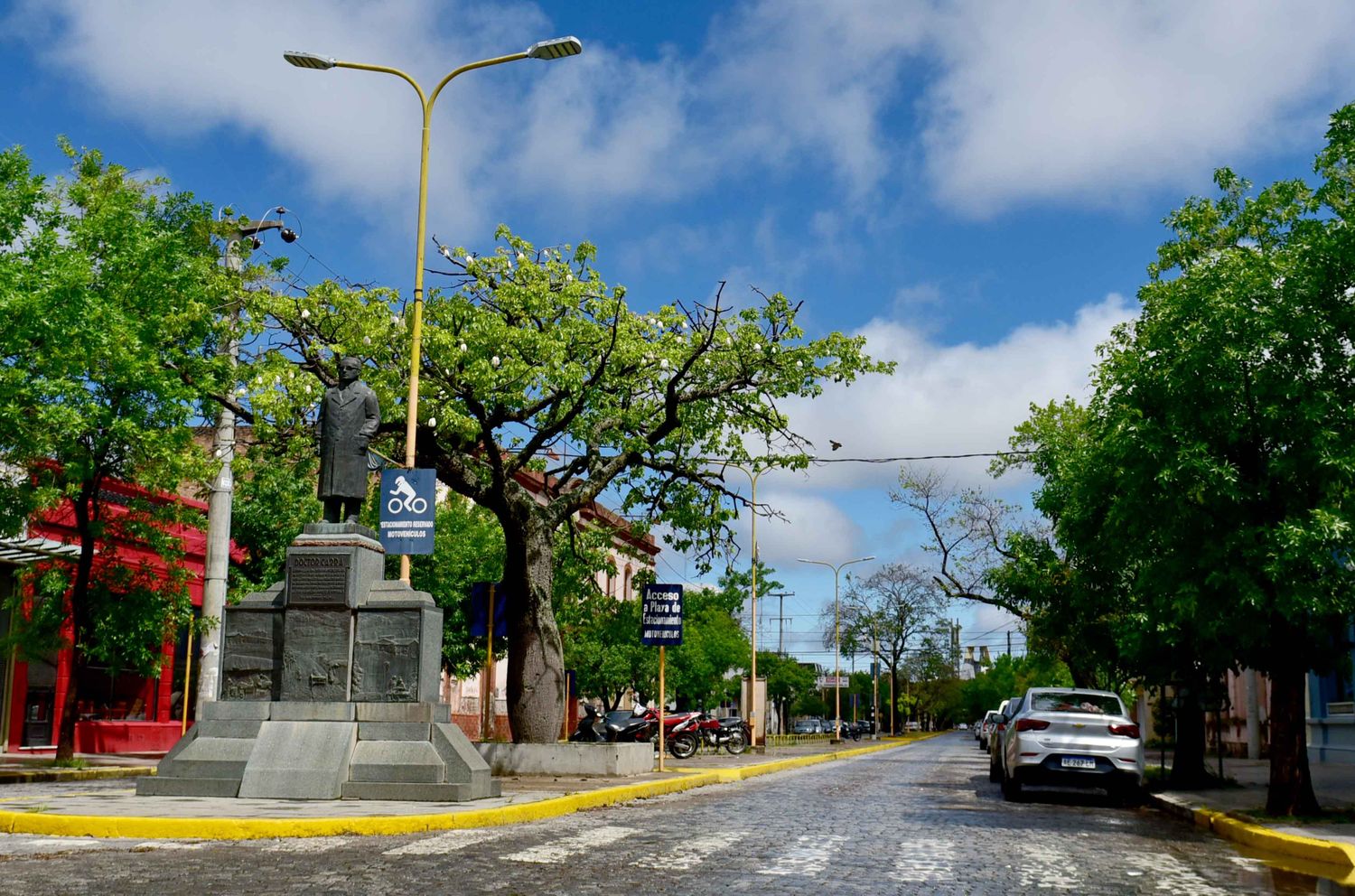 El recorrido arranca en la Plaza Cívica y sigue su curso hasta la Plaza General Paz.