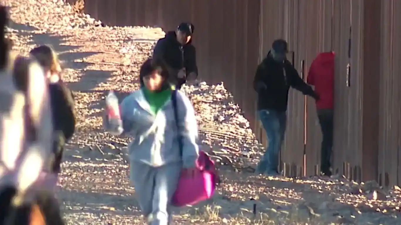 ¡ENTRE ELLOS MIGRANTES VENEZOLANOS! VEA como ilegales cruzan la frontera hacia EE.UU. a través del muro (+VIDEO)