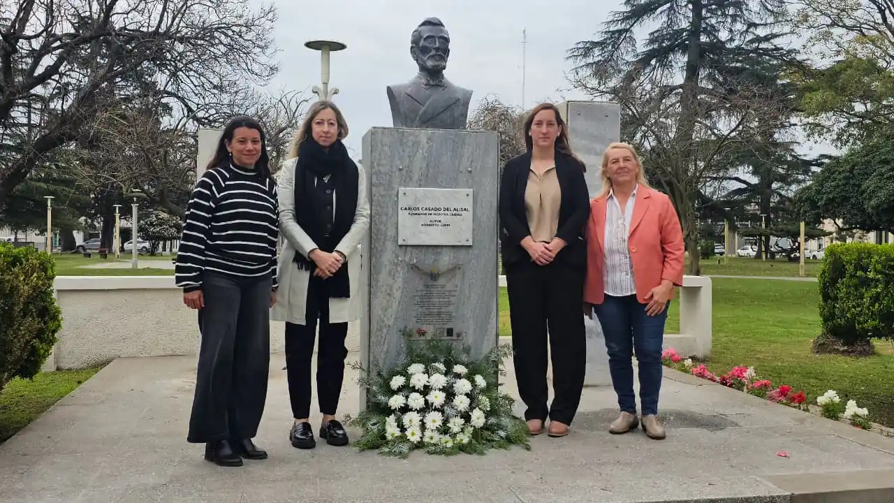 Ofrenda floral en el monumento al fundador Carlos Casado de Alisal. Foto: Municipalidad de Firmat.