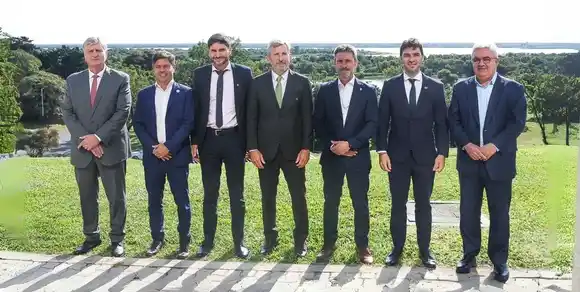En Paraná, seis gobernadores alzaron la voz para discutir el reparto de cargas de Nación e ingresos a las provincias