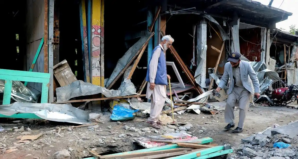Residentes de la villa de Jura, en el valle de Neelum (en la Cachemira pakistaní), observan los daños causados por un misil indio tras el anuncio del cese al fuego entre India y Pakistán.