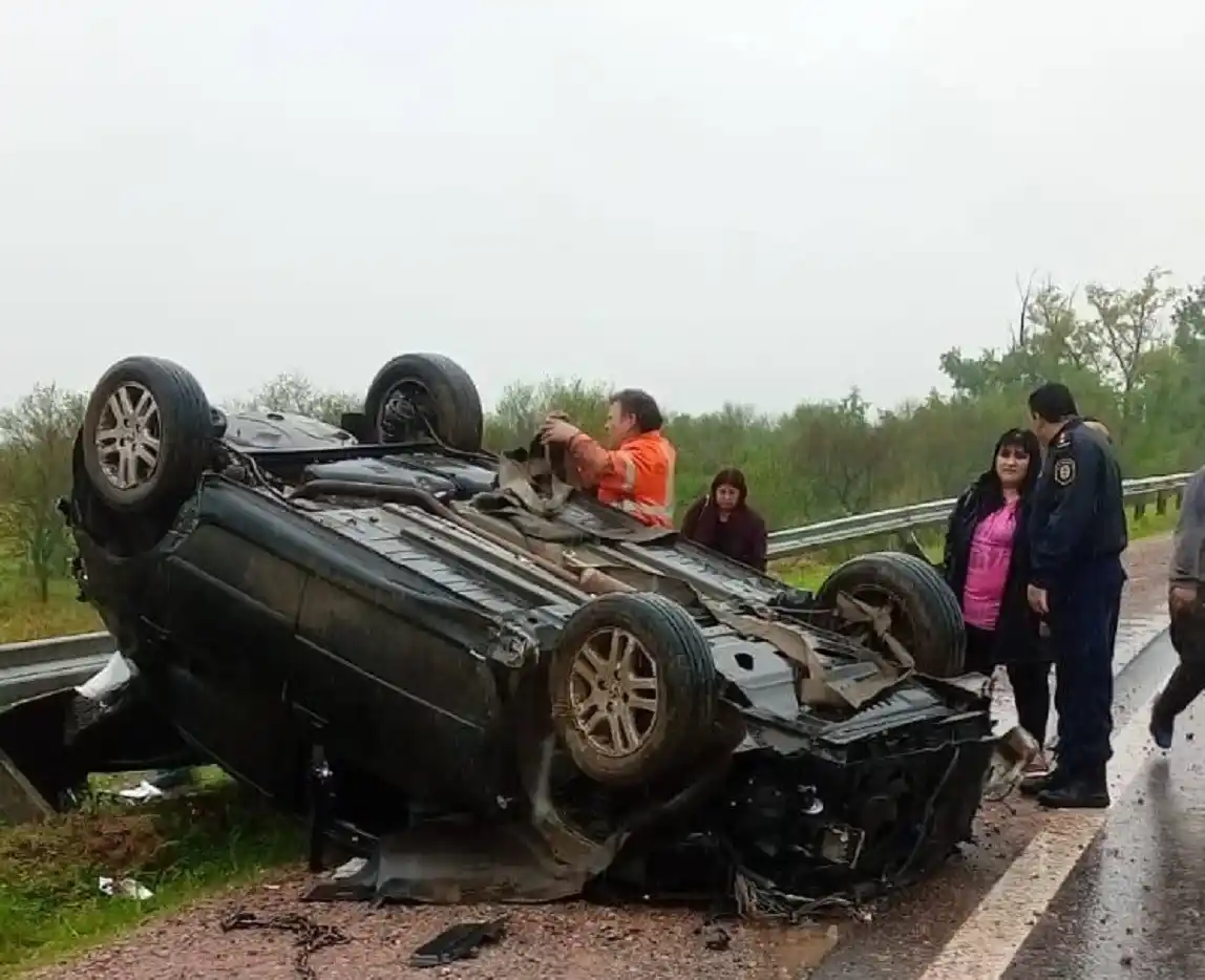 Espectacular vuelco de un auto: dos mujeres resultaron con lesiones y golpes