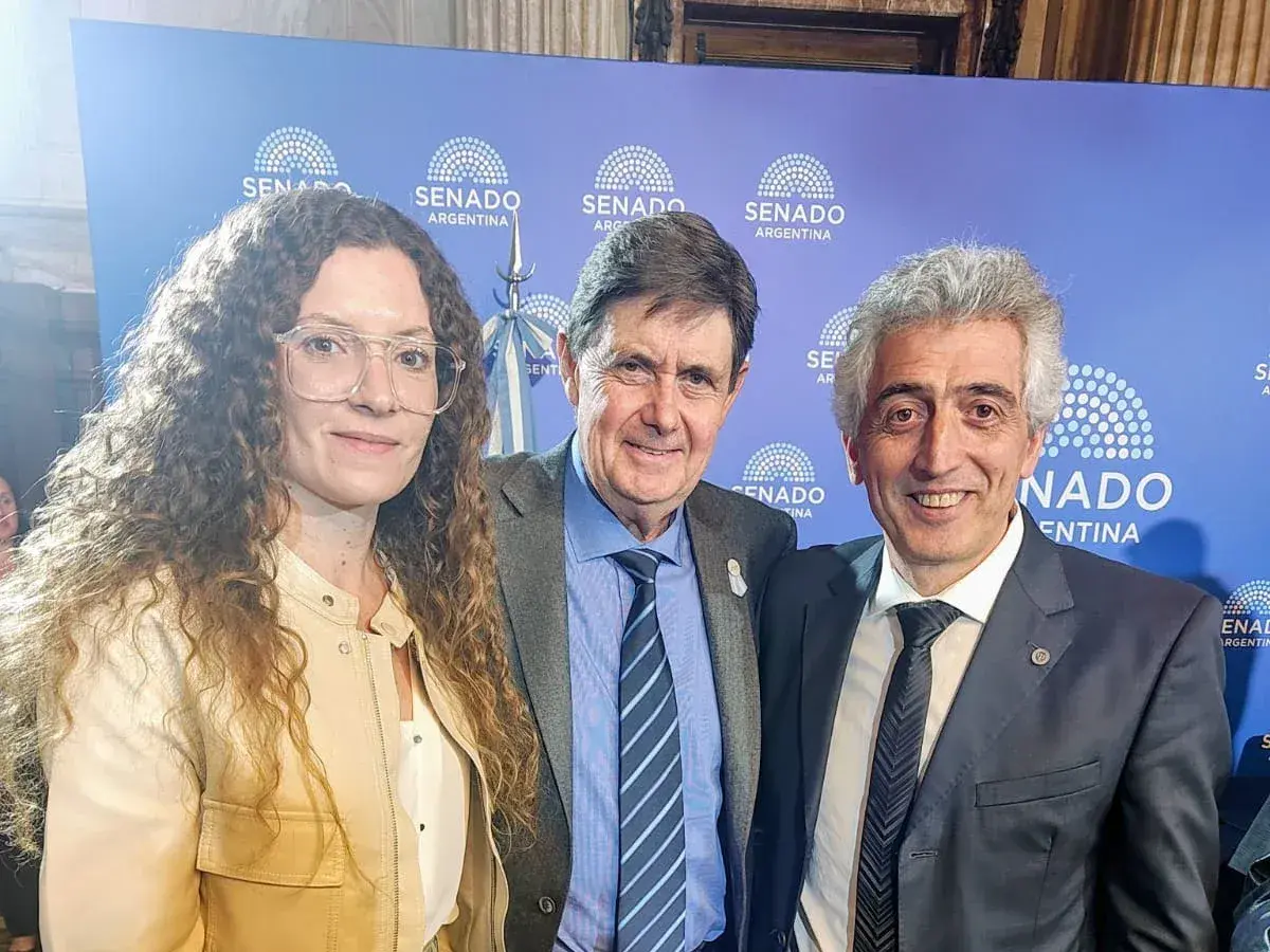 El intendente de San Cayetano, Miguel Gargaglione, junto a funcionarios en una visita oficial al Senado de la Nación, donde gestionó nueva maquinaria y abordó políticas de salud para fortalecer el desarrollo del municipio bonaerense.