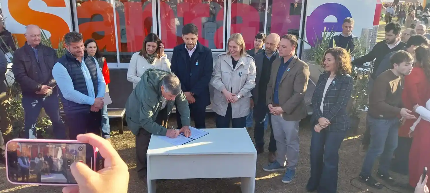 Agradecido, Juan Carlos Duhalde en la firma del convenio. Foto: Sur24