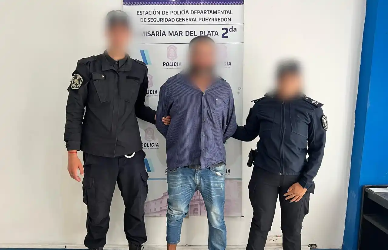 El hombre agredió al otro y además le dañó el auto.