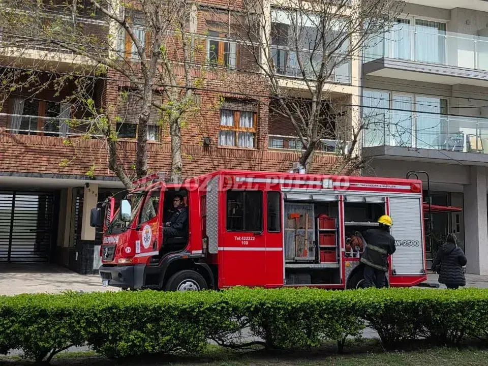 Bomberos sofocaron un principio de incendio en un departamento de avenida Moreno