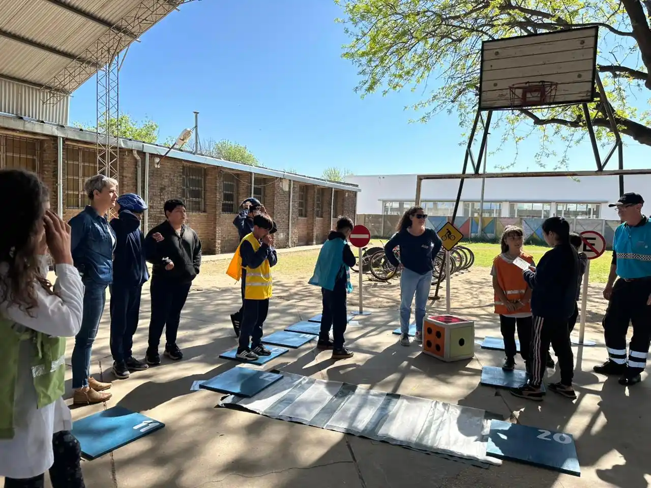 Personal municipal junto a los alumnos que formaron  parte de la actividad.