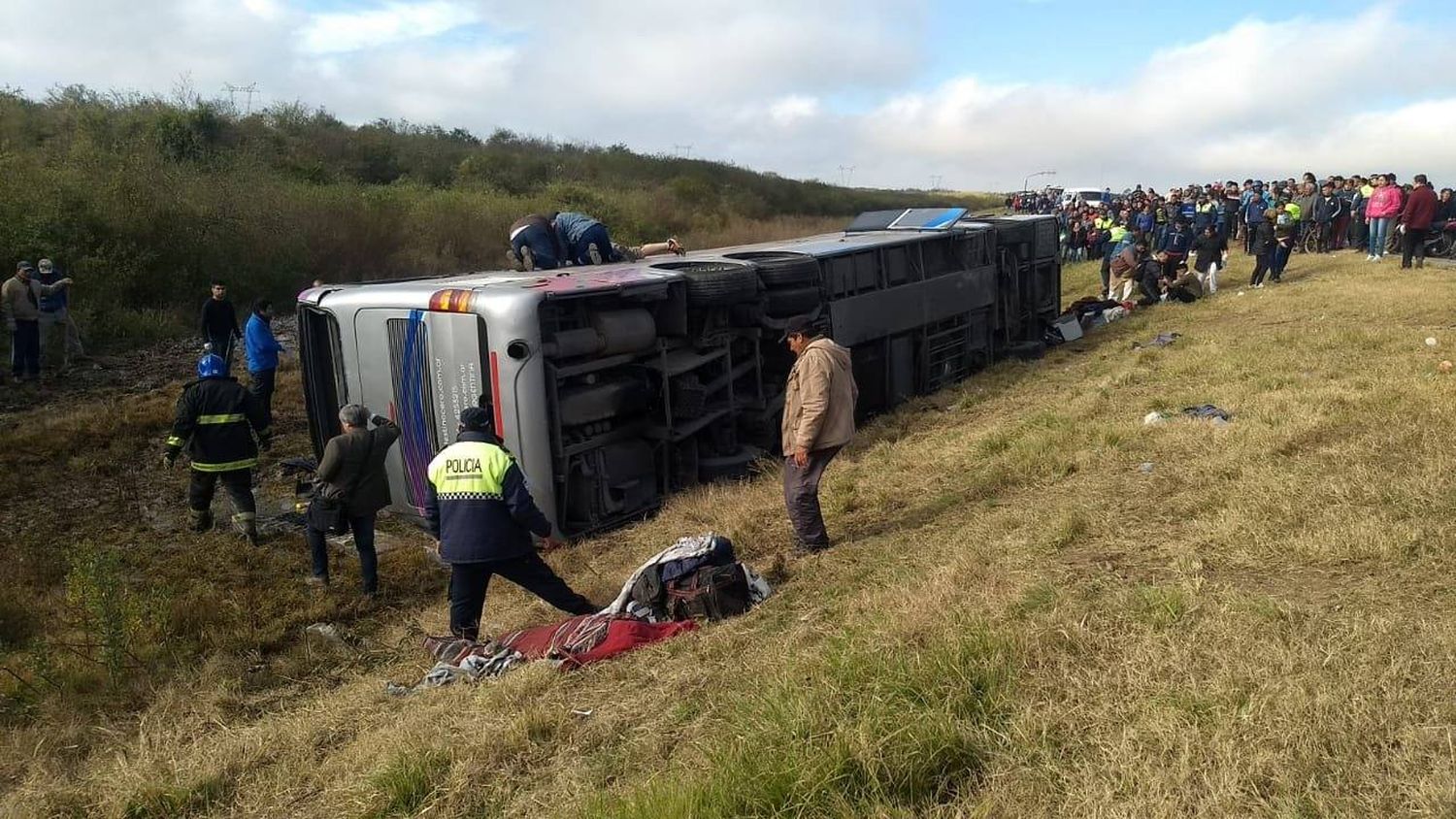 Tucumán: al menos 13 muertos al volcar un colectivo con jubilados