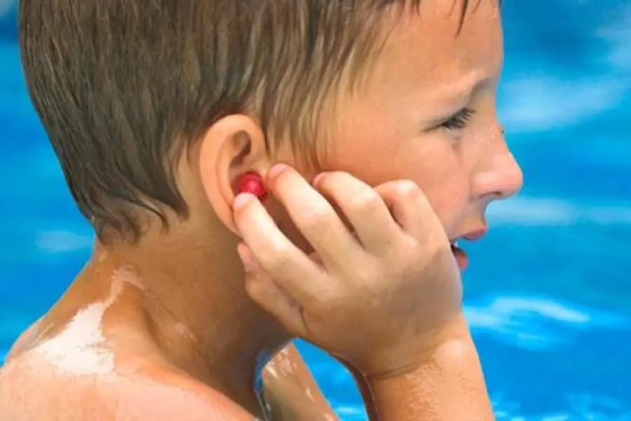 Cómo disminuir la posibilidad de otitis por la pileta, el mar o el río en el verano