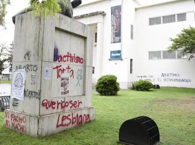 Más de una docena de edificios públicos fueron dañados por pintadas