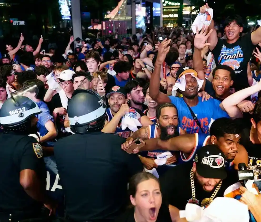 Los aficionados de los New York Knicks celebran su victoria tras una reunión para ver el quinto partido de las Finales de la NBA contra los San Antonio Spurs, el sábado 13 de junio de 2026, en Nueva York. Foto: AP/Heather Khalifa