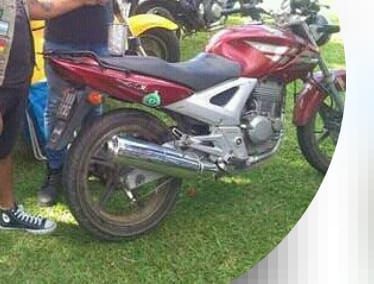 Dejó su moto Honda Twister en la vereda de Mitre al 2300 y se la robaron