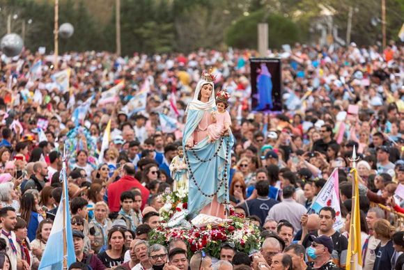 Miles de fieles llegaron a San Nicolás por el aniversario de la Virgen del Rosario, entre ellos los sampedrinos