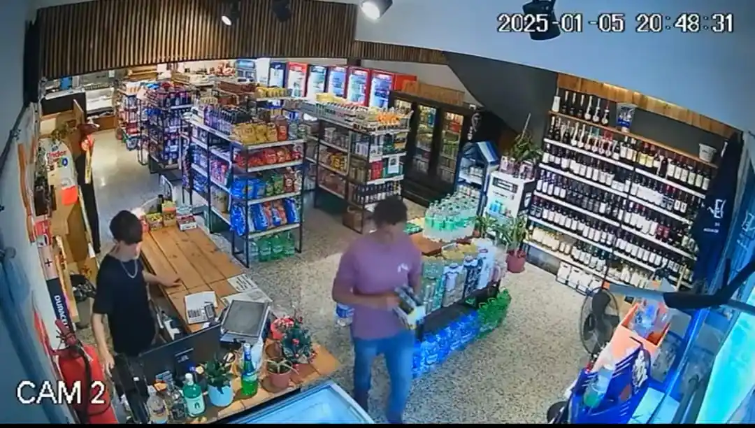 El joven de 24 años se llevó seis botellas de cerveza y un chocolate.