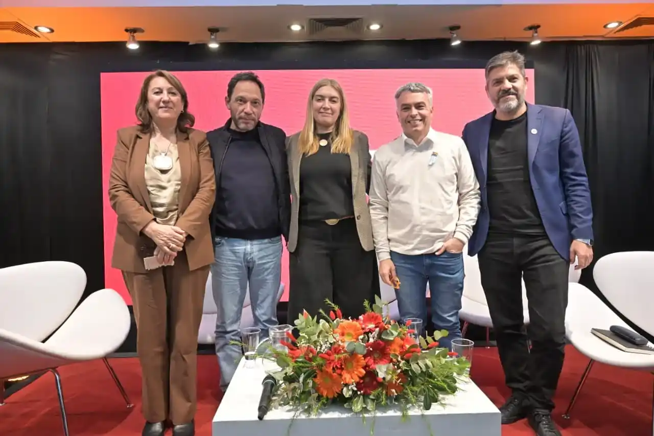 El Partido Socialista impulsa una alternativa para 2027 con consenso de un amplio arco opositor