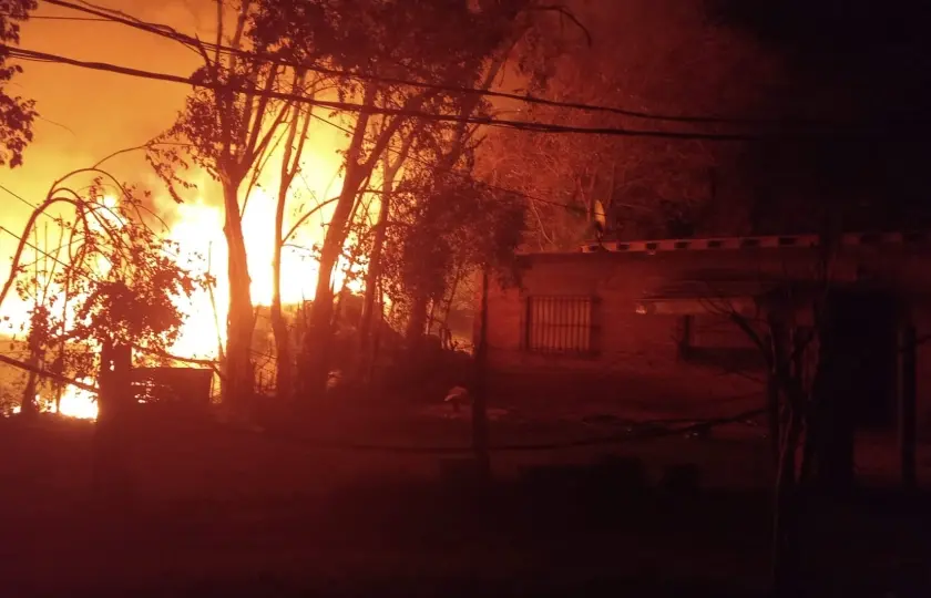 Tensión en zona norte por incendio de magnitud en una chatarrería