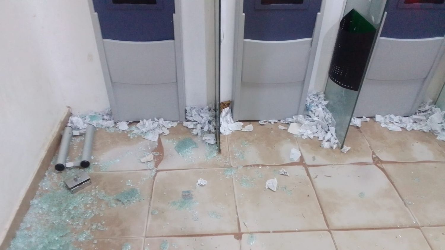 Mujer en estado de ebriedad fue la responsable de romper la puerta de un cajero