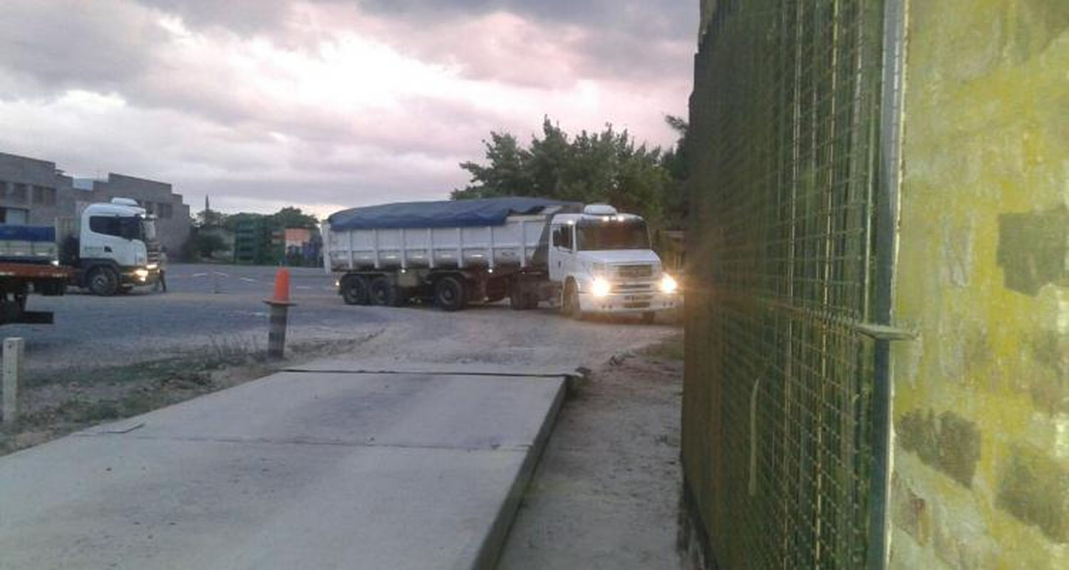 Camión arenero venció capacidad de pesaje de la balanza