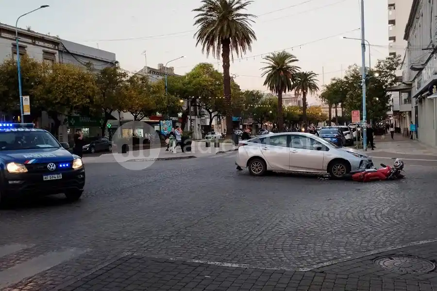 Siniestro vial en pleno centro de la ciudad entre un auto y una moto: un joven fue hospitalizado