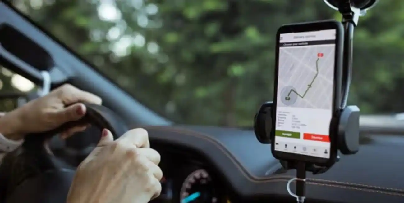 La nueva normativa establece que cada taxi o remis debe estar vinculado al menos a una de las aplicaciones habilitadas, lo que permite a los usuarios optar por servicios digitales con opciones como tarifa variable, viajes compartidos y pago electrónico.