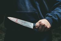 Derribado de un varillazo en la cabeza y apuñalado ferozmente