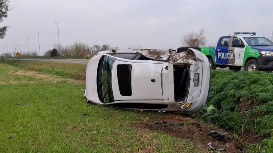 Accidente en la Ruta 188: volcó un auto y su conductor fue hospitalizado en San Nicolás