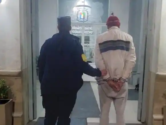 Hallaron al sospechoso de un hurto en el Barrio 338 y quedó detenido tras resistirse al procedimiento
