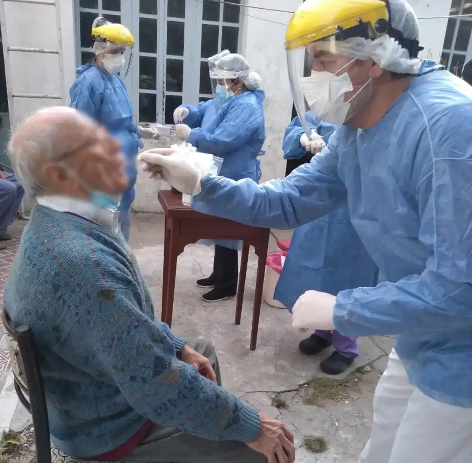 La vacuna les salvó la vida: Los 4 internados con Covid retornaron al Hogar de Ancianos