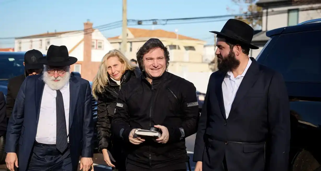 El Presidente electo de Argentina, Javier Milei, visitó el lugar de descanso del Rebe de Lubavitcher, el rabino Schneerson, en el Cementerio Old Montefiore del distrito de Queens en Nueva York, EE.UU. Crédito: REUTERS.