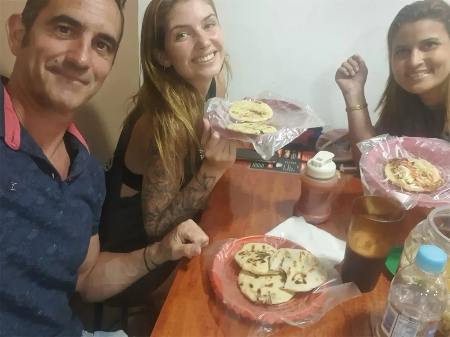 Degustando popusas en un restaurante del centro-