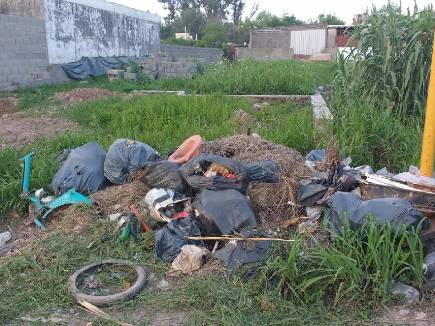 Reclaman por minibasurales en barrio La Milka 