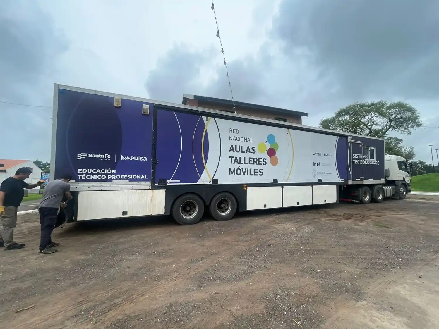 El tráiler del aula taller móvil estará en el Parque 19 de Marzo durante tres meses, acercando capacitaciones gratuitas a los vecinos.