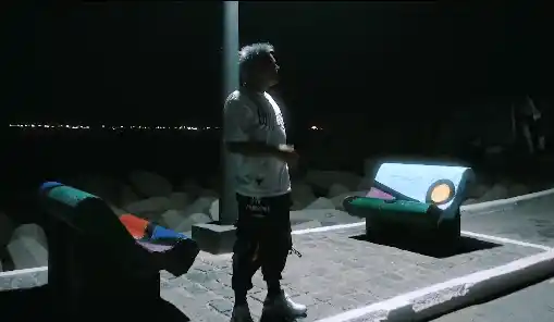 Captura del videoclip. En la Escollera