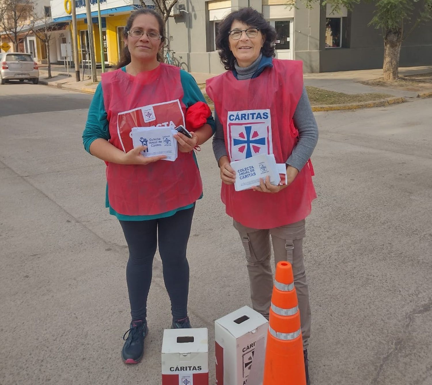 voluntarios con urnas