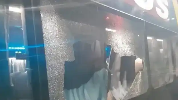 Agredieron a piedrazos a un micro que iba de Buenos Aires a Entre Ríos: dos mujeres heridas