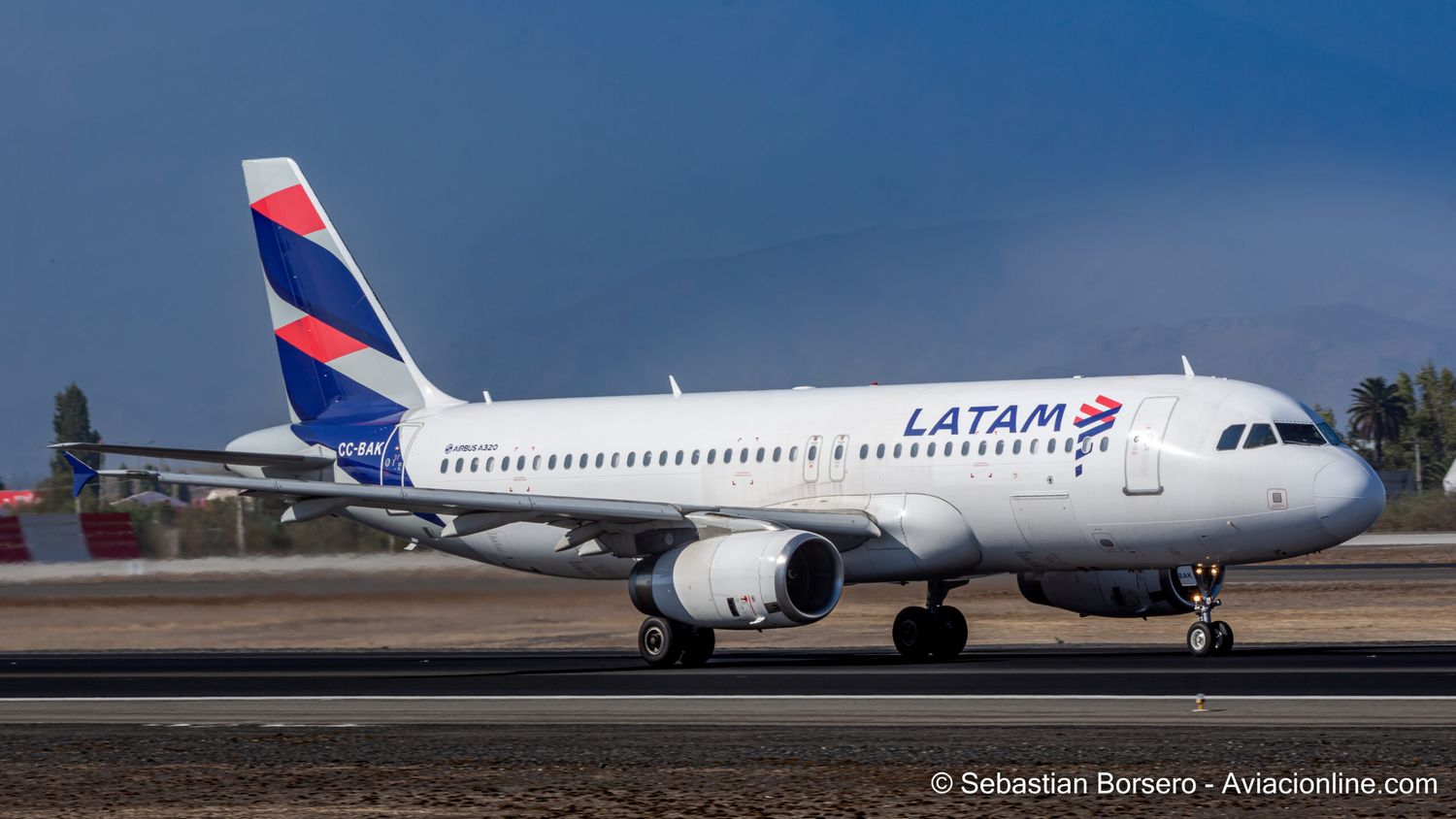 Volando a baja altura, un A320 de LATAM va de Argentina al interior de Brasil