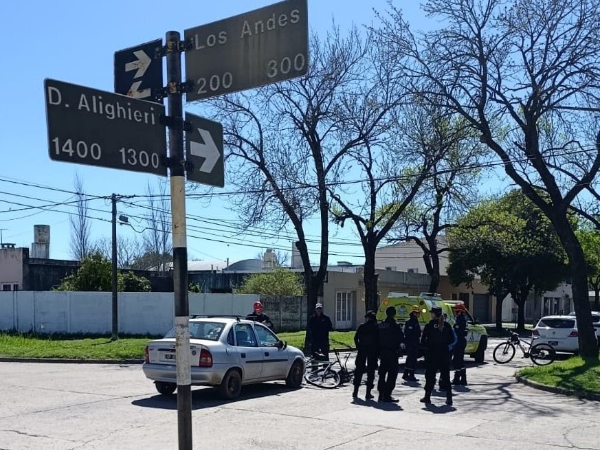 Fuerte choque con un auto y dos bicicletas involucradas.