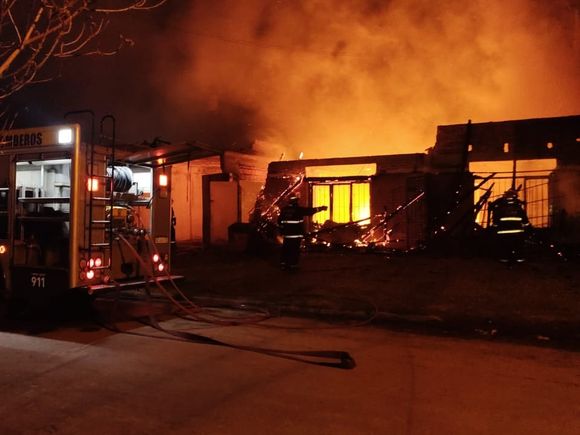 Devastador incendio: el techo de la vivienda quedó totalmente destruido