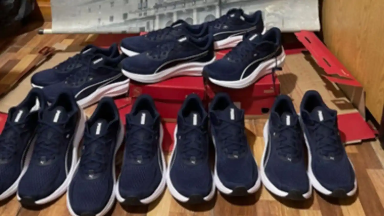 Las zapatillas secuestradas durante el allanamiento realizado este viernes.