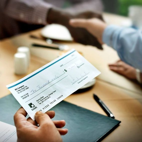 Salvó su vida gracias a un mensaje en un cheque