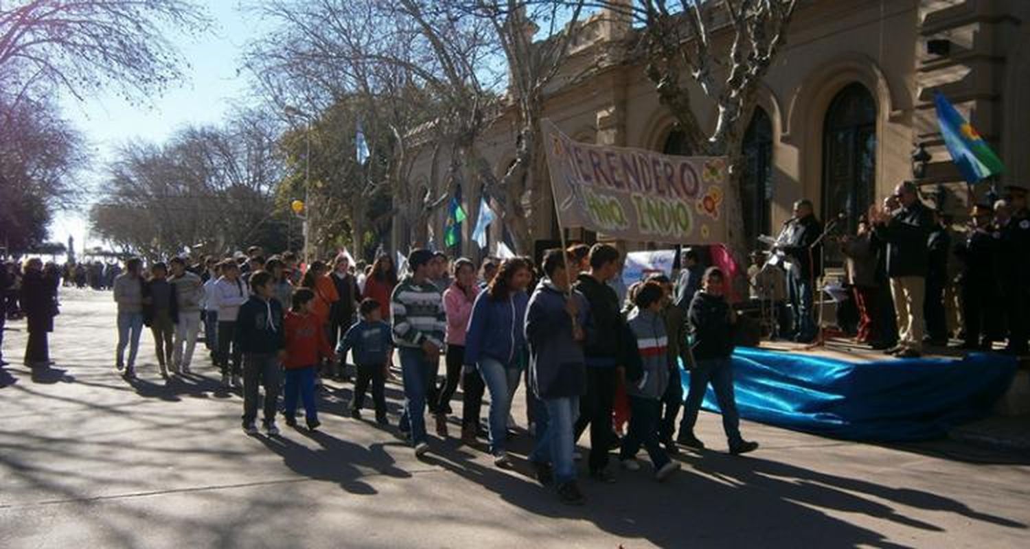 Desfile por los 107 años de la ciudad