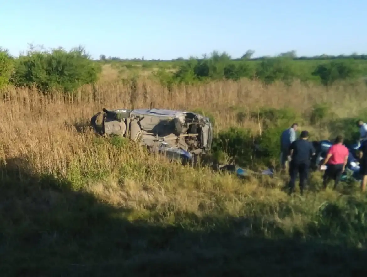 Despistó y volcó un auto en la Ruta Nacional 14: sus cinco ocupantes fueron hospitalizados