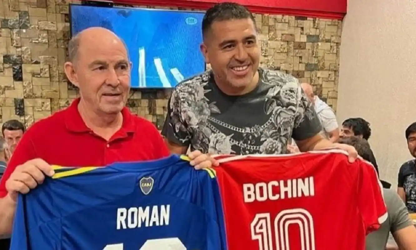 Ricardo Bochini junto a Juan Román Riquelme