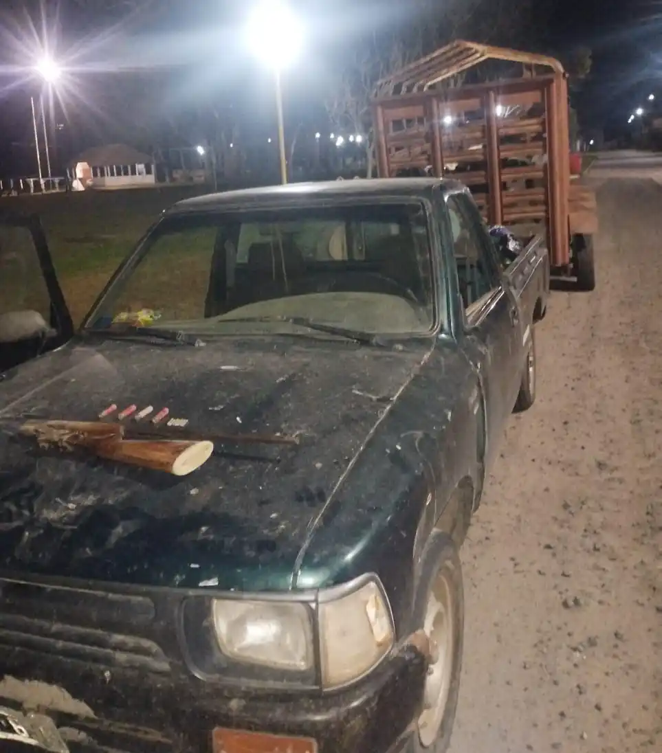 La camioneta y el carro en que transportaban los 20 terneros.