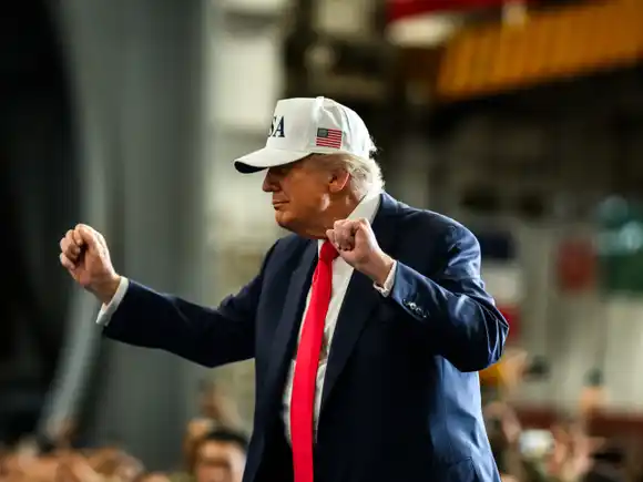 TRUMP lamenta no poder lanzarse para un tercer mandato: asegura que su nivel de aceptación es "el más alto"