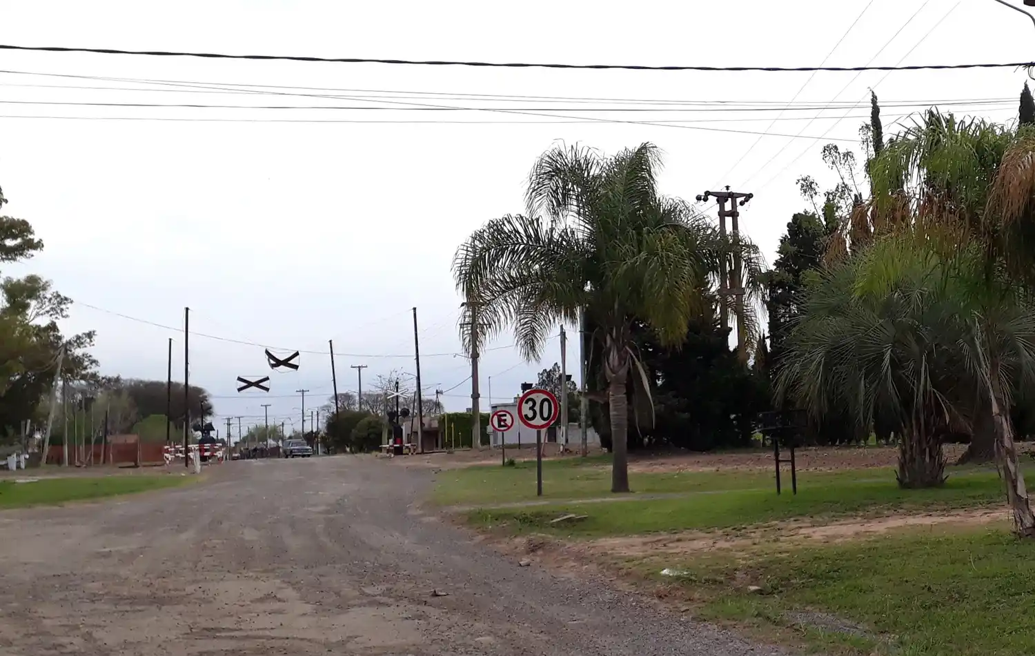 Salud fumigó y relevó la zona, entre las vías y avenida Camelino.
