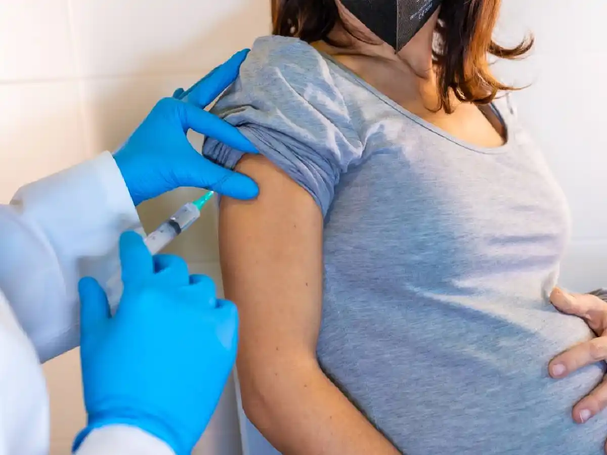 Embarazadas pueden recibir la vacuna Sputnik V contra el coronavirus