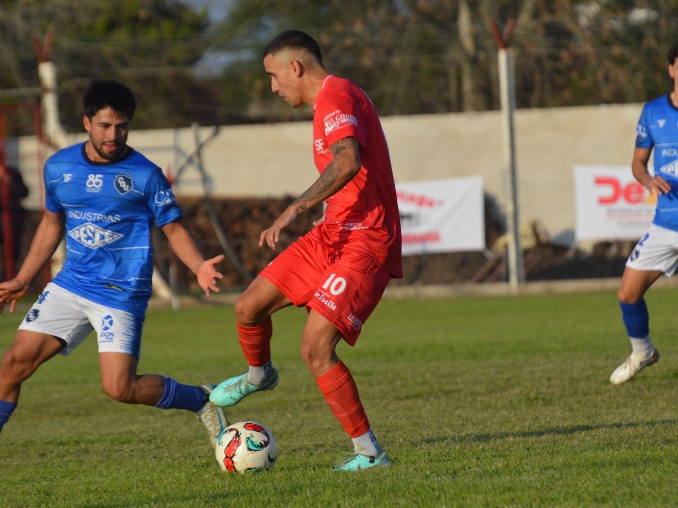 Central Larroque venció a Deportivo Urdinarrain el pasado fin de semana y trepó a la cima (crédito: Magaa Escalante).