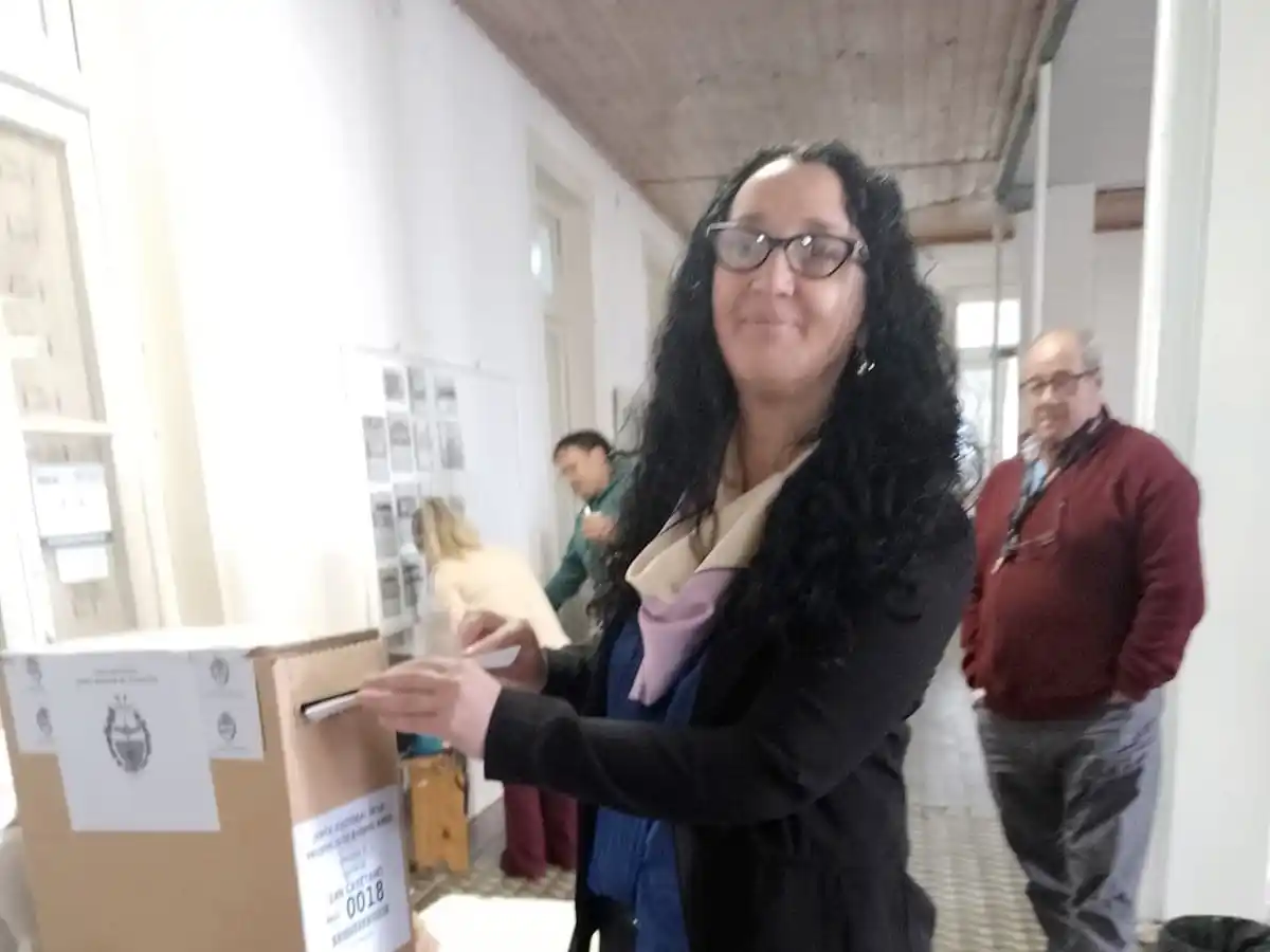 Alejandra Santos, al momento de votar y luego sería la ganadora de la elección en San Cayetano
