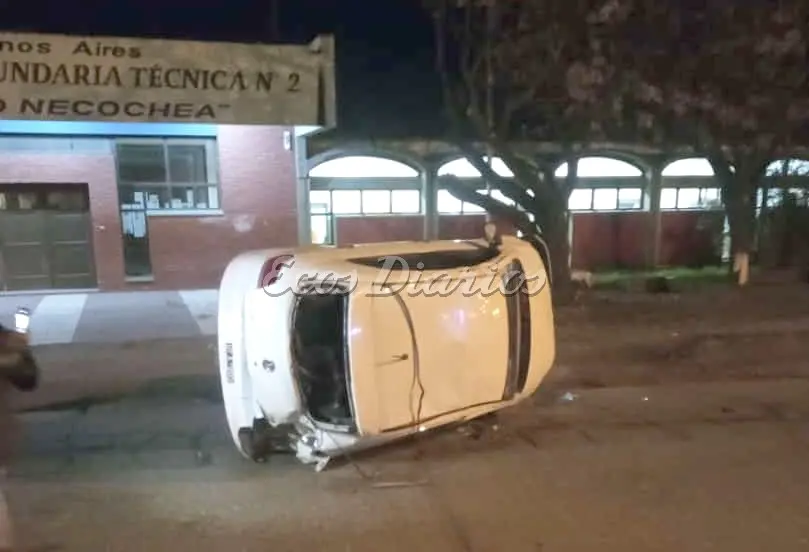 Choque y vuelco en la Jesuita Cardiel